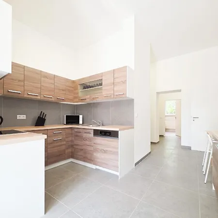 Tolstov - 3 - Kitchen - Dining - Terrace - 25 Min To Messe Dus Apartament