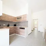 Tolstov - 3 - Kitchen - Dining - Terrace - 25 Min To Messe Dus Apartamento