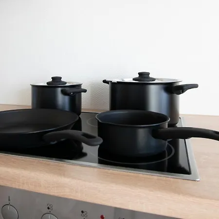 Tolstov - 3 - Kitchen - Dining - Terrace - 25 Min To Messe Dus Apartmán